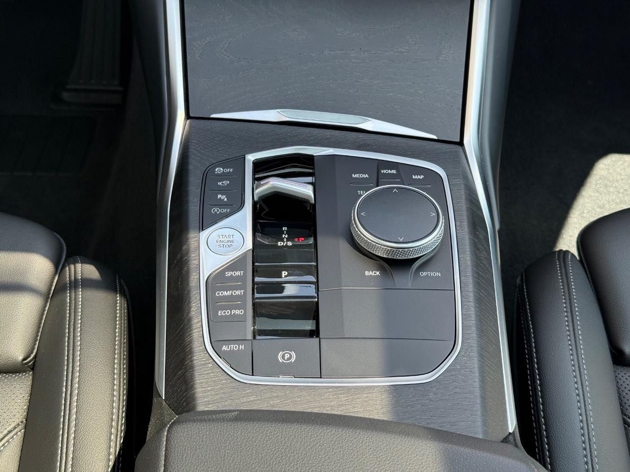 BMW 3 Series Vehicle Image 12