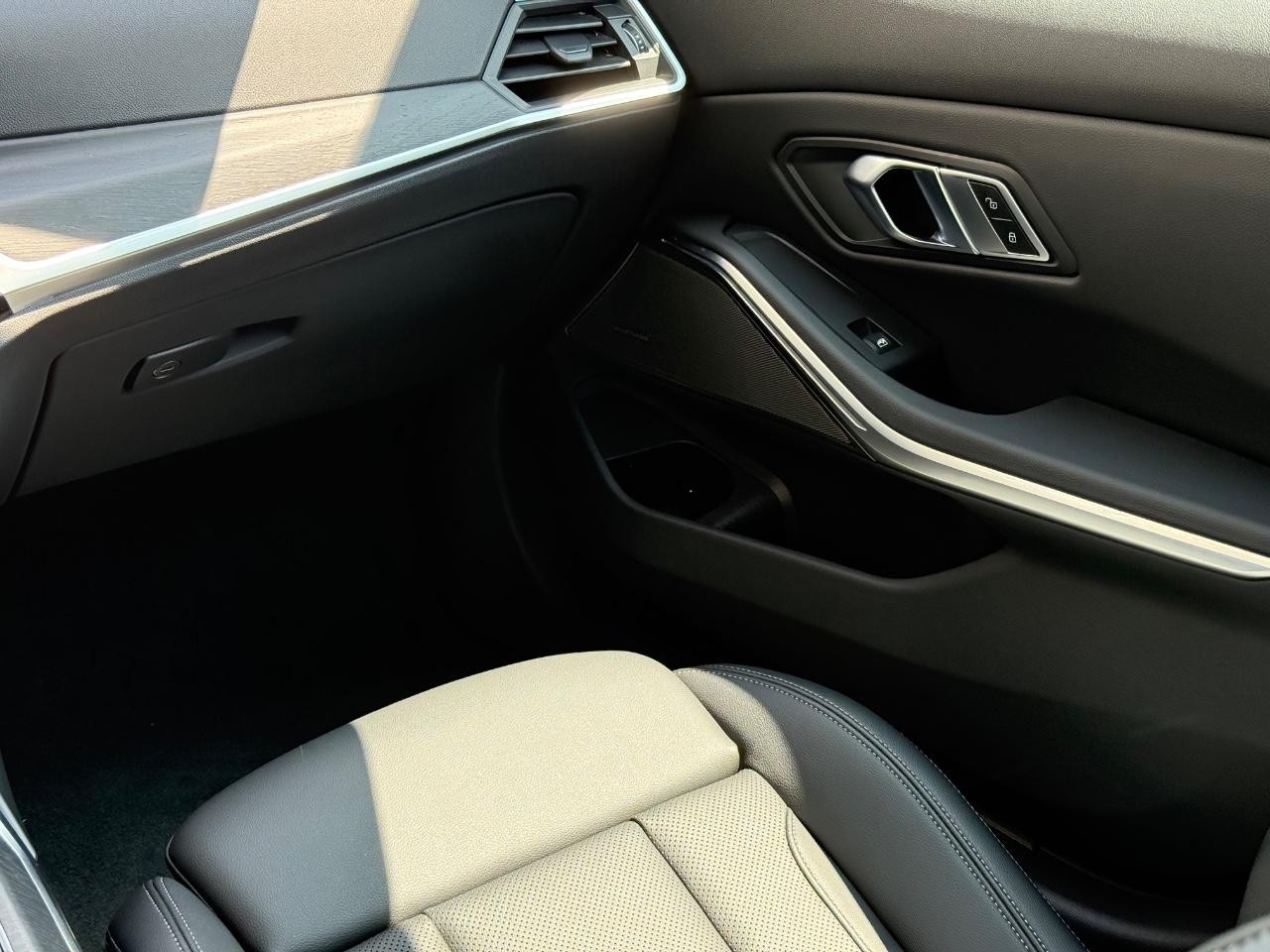 BMW 3 Series Vehicle Image 14