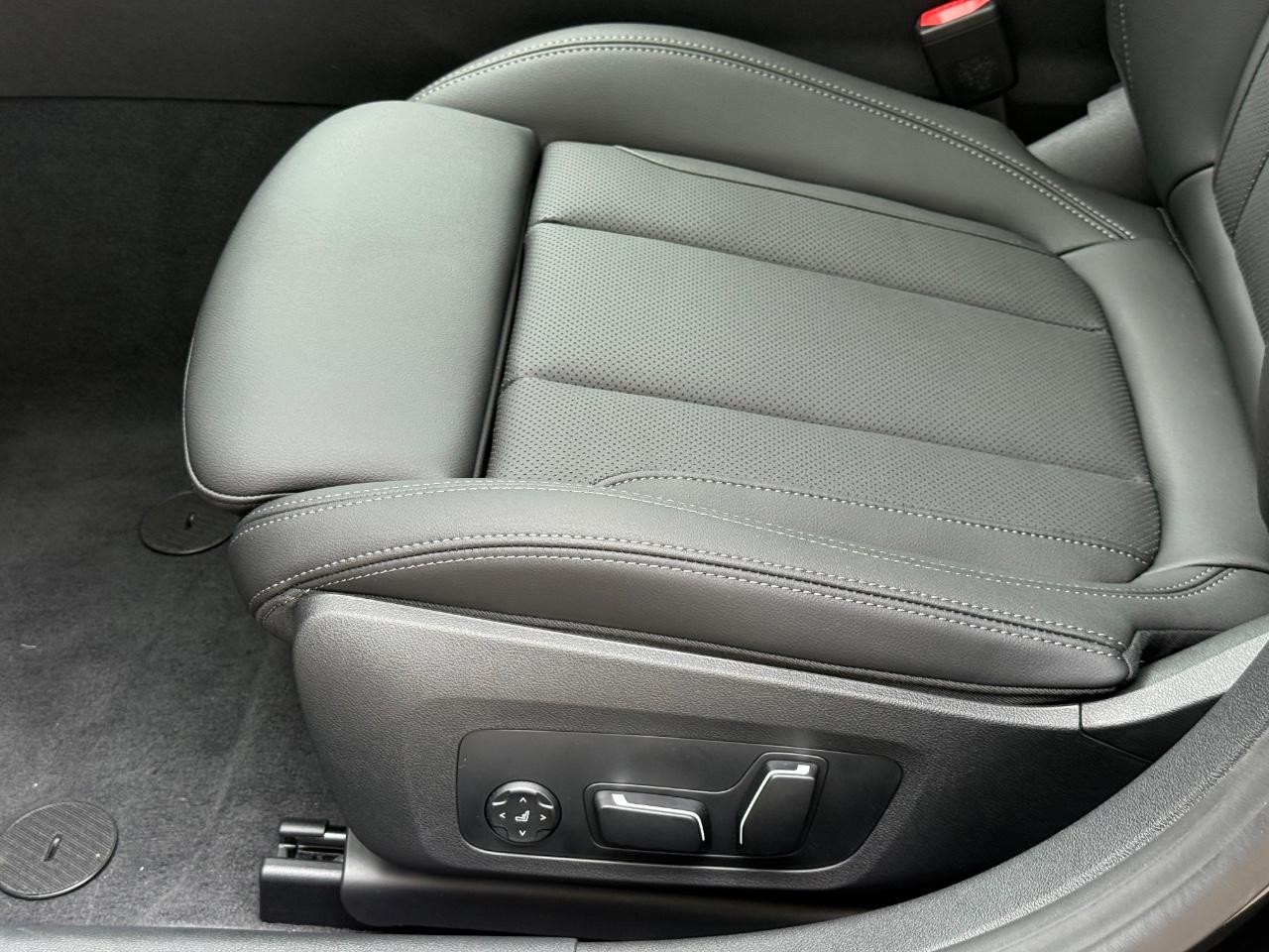 BMW i4 Vehicle Image 17