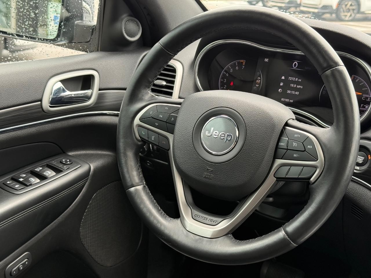Jeep Grand Cherokee Vehicle Image 14