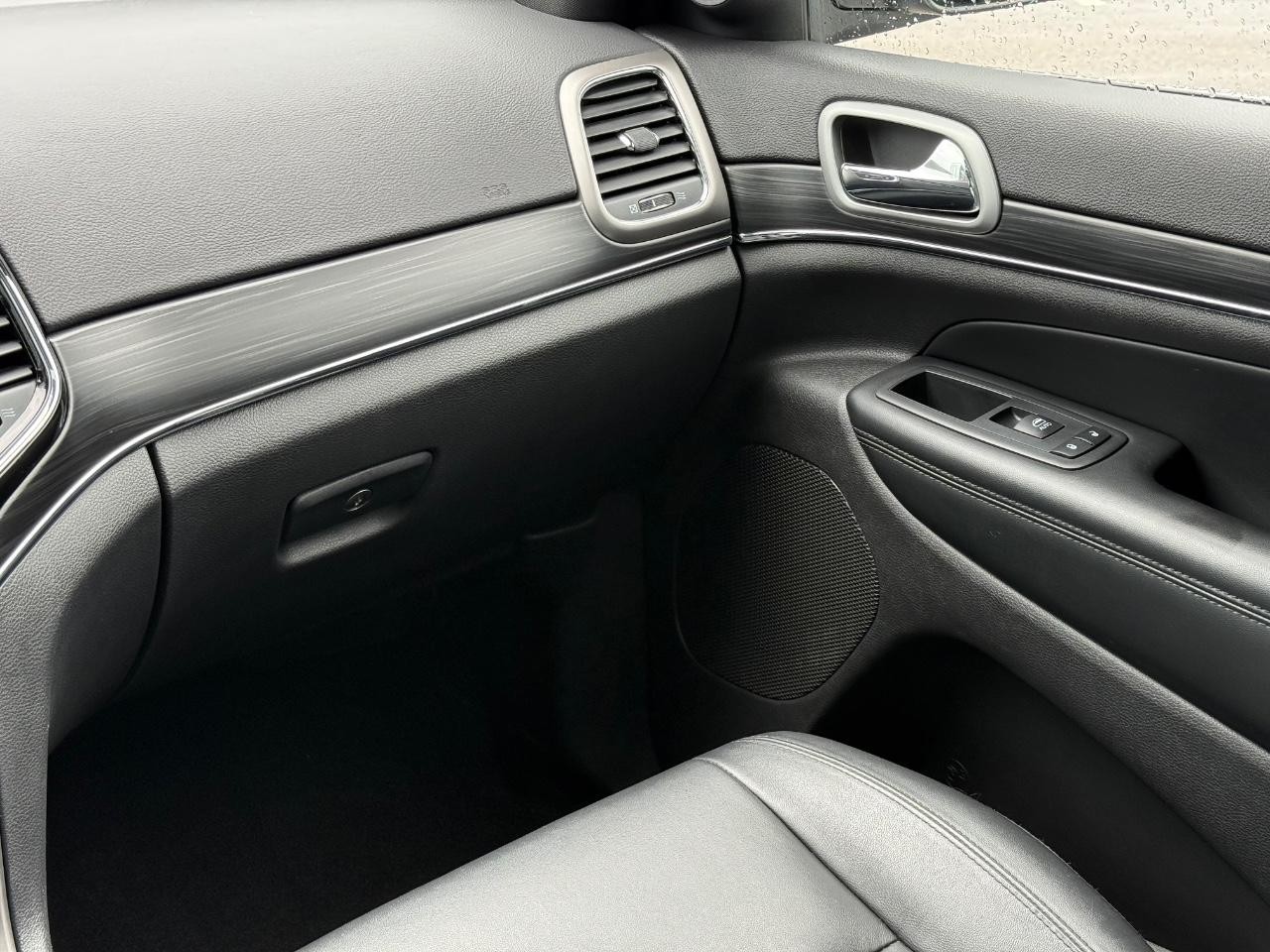 Jeep Grand Cherokee Vehicle Image 15
