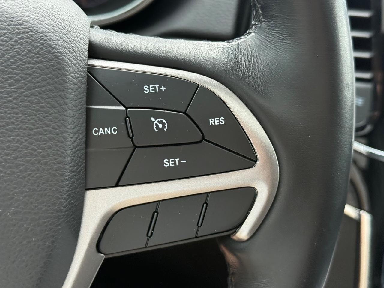 Jeep Grand Cherokee Vehicle Image 17