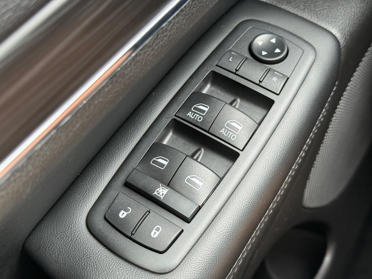 Jeep Grand Cherokee Vehicle Image 21