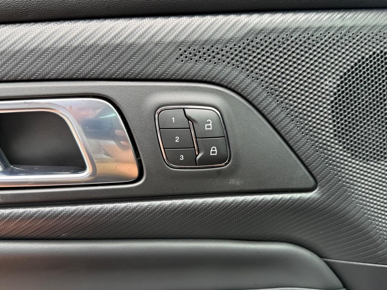 Ford Mustang Vehicle Image 16