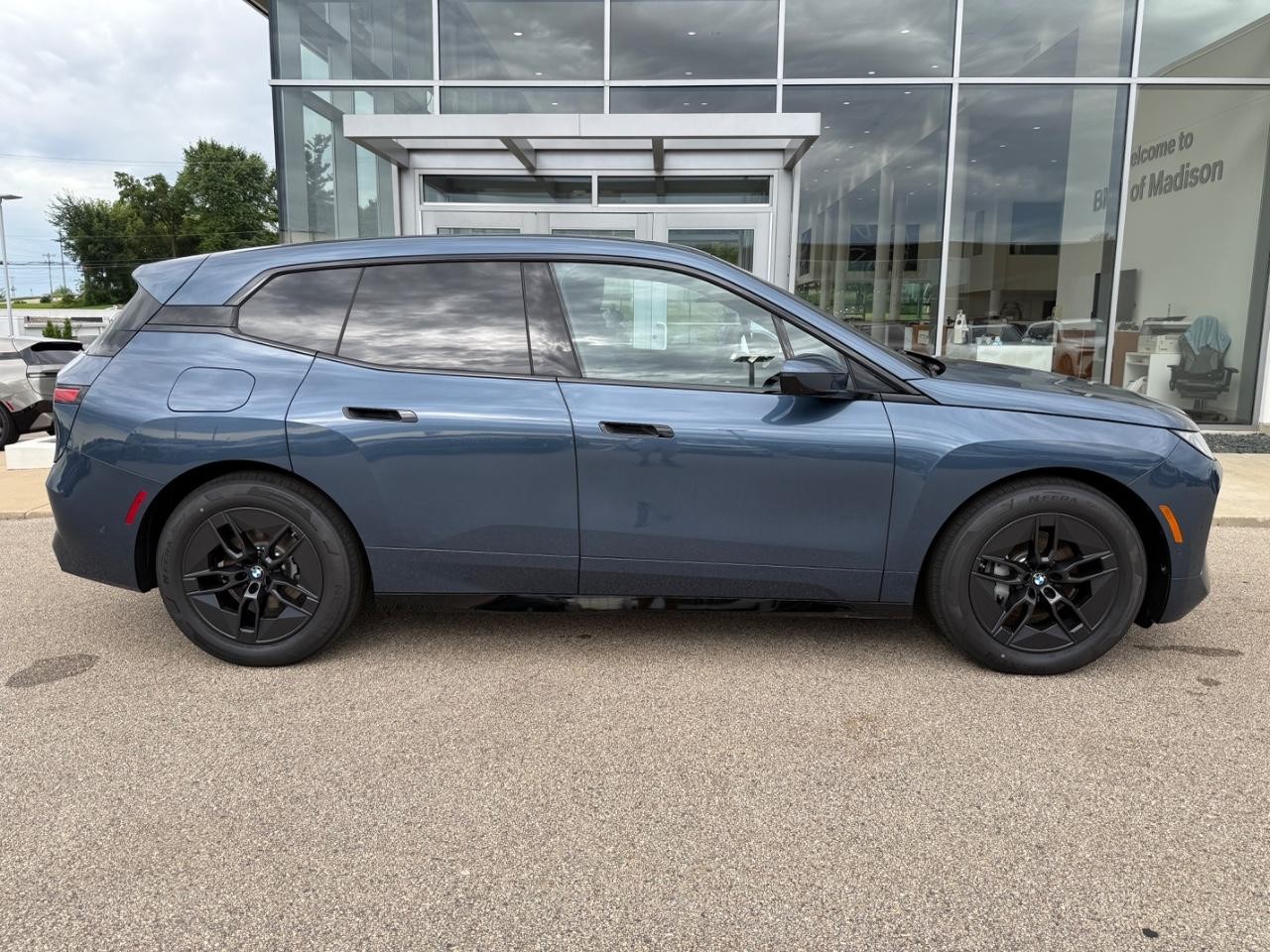 BMW iX Vehicle Image 02