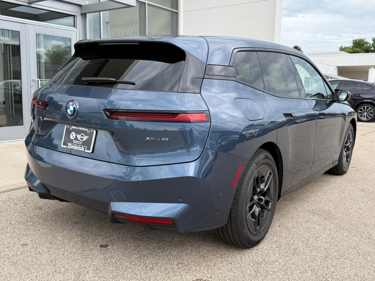 BMW iX Vehicle Image 03