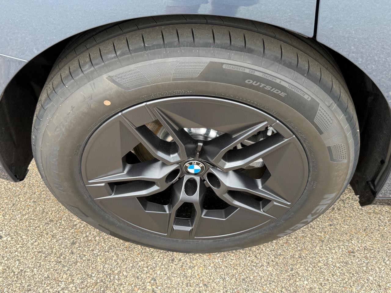BMW iX Vehicle Image 04