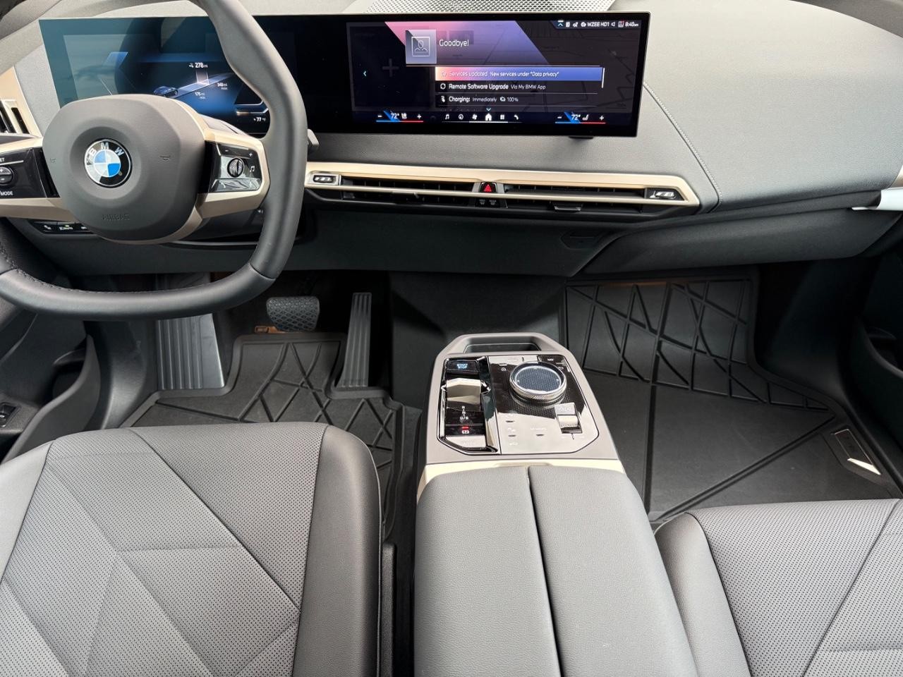 BMW iX Vehicle Image 06