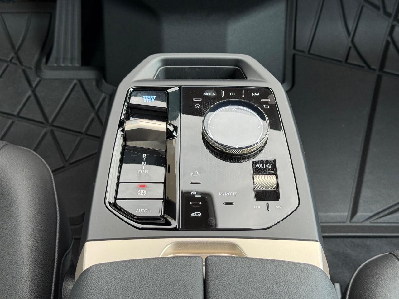 BMW iX Vehicle Image 08