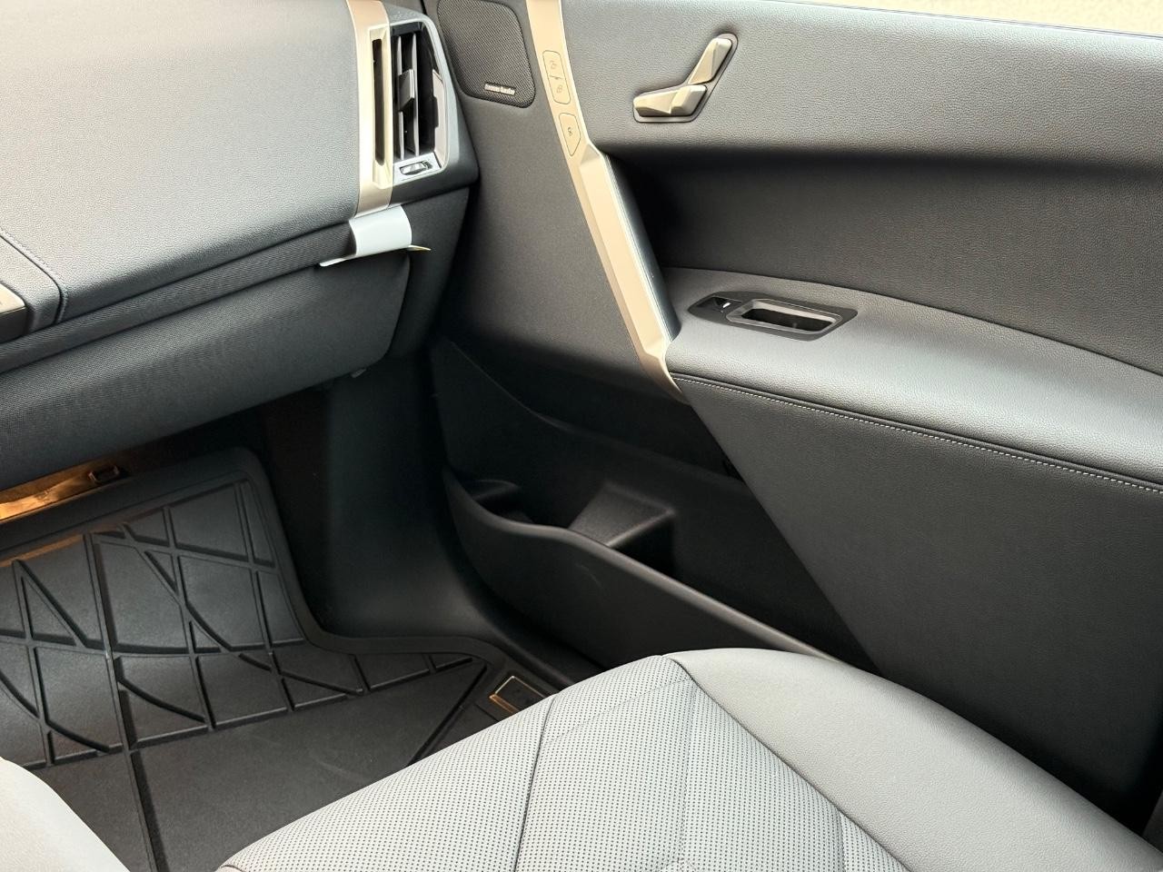 BMW iX Vehicle Image 10