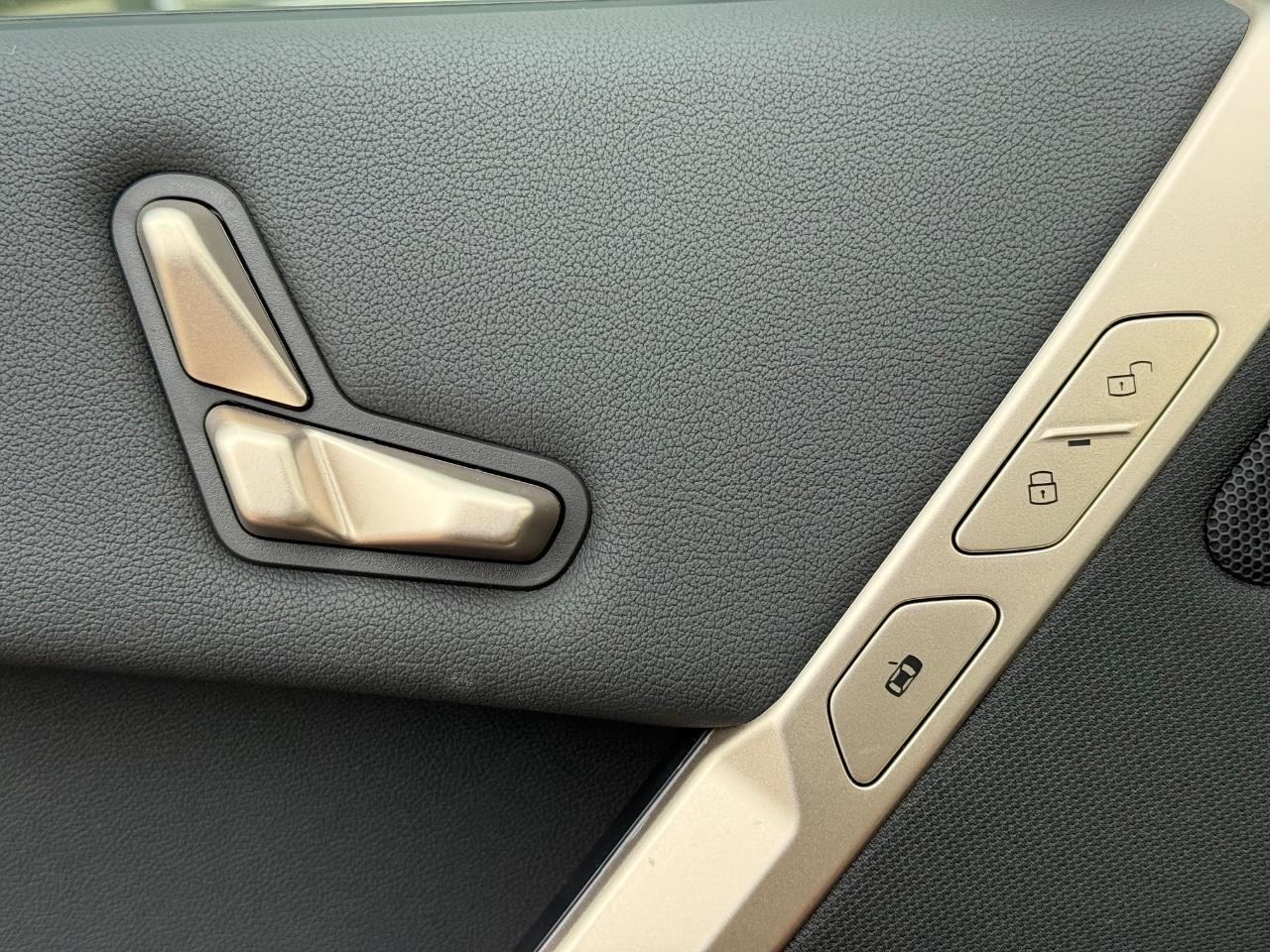 BMW iX Vehicle Image 11