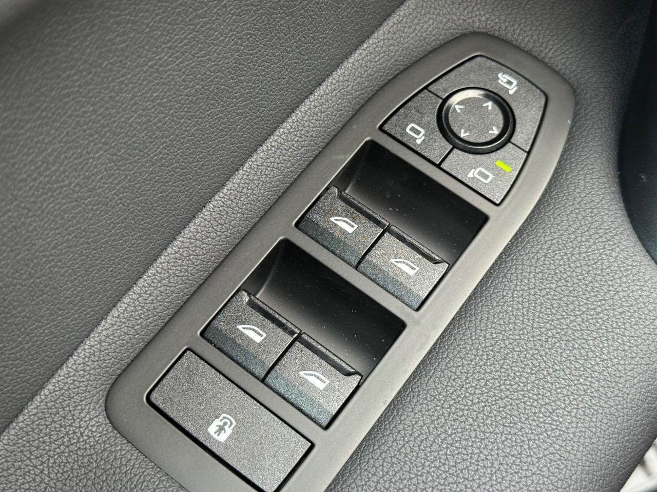 BMW iX Vehicle Image 16