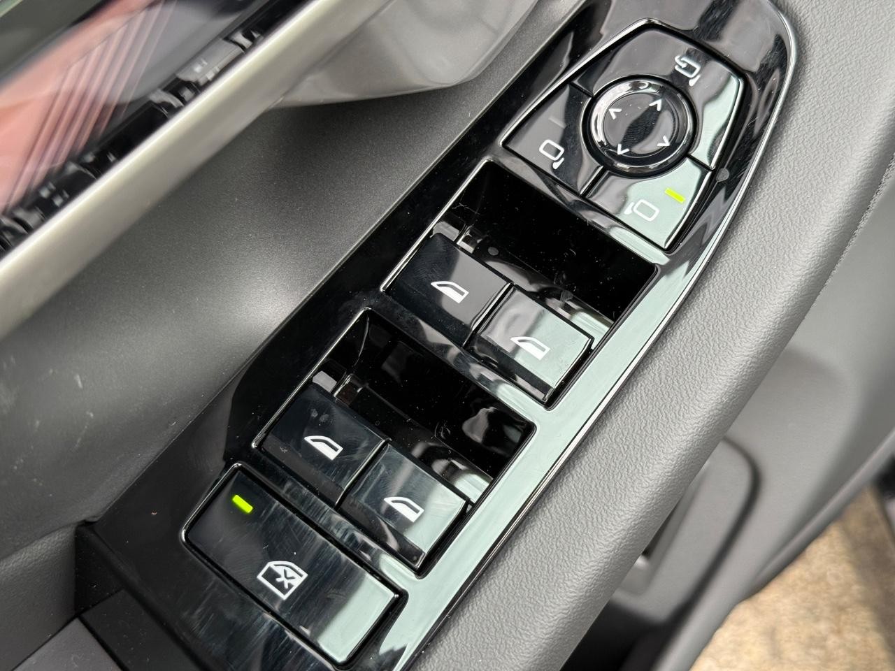 BMW 5 Series Vehicle Image 16