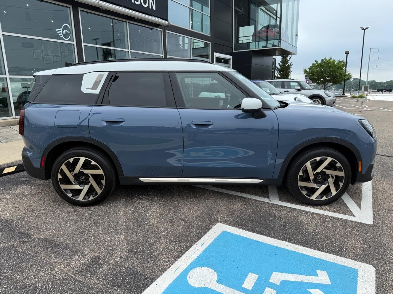MINI Countryman Vehicle Image 02