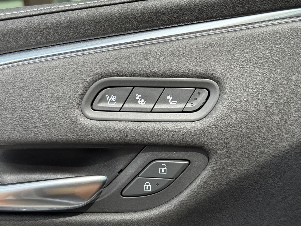 Cadillac Escalade Vehicle Image 17