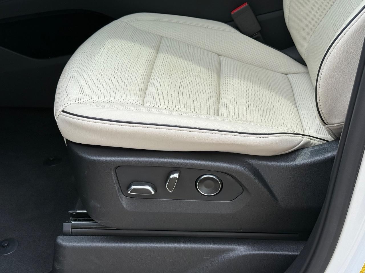 Cadillac Escalade Vehicle Image 23