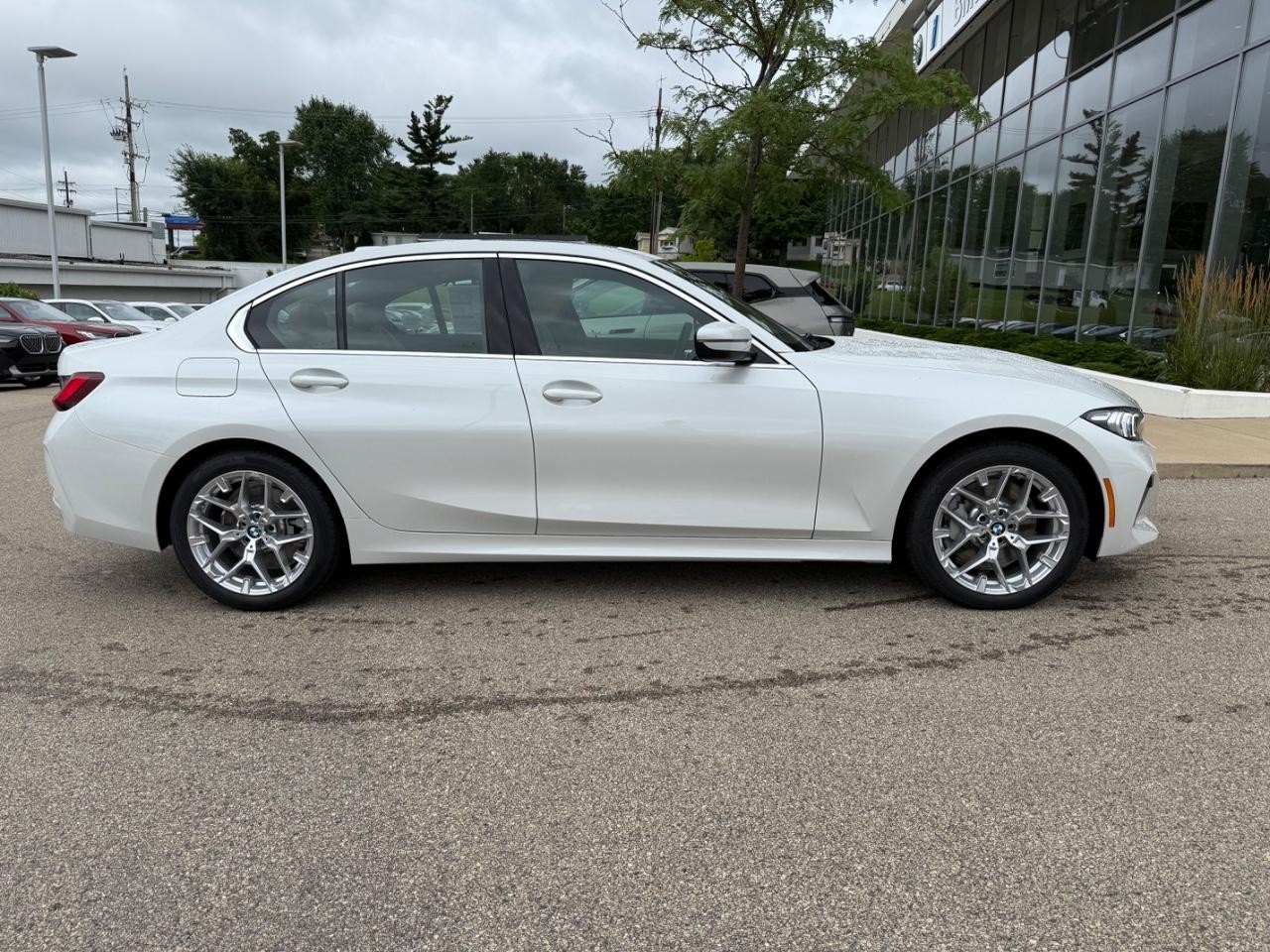 BMW 3 Series Vehicle Image 02