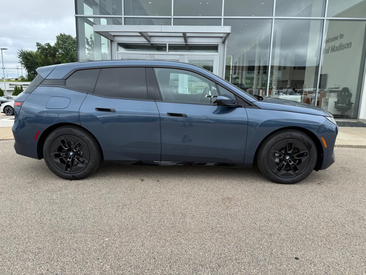 BMW iX Vehicle Image 02