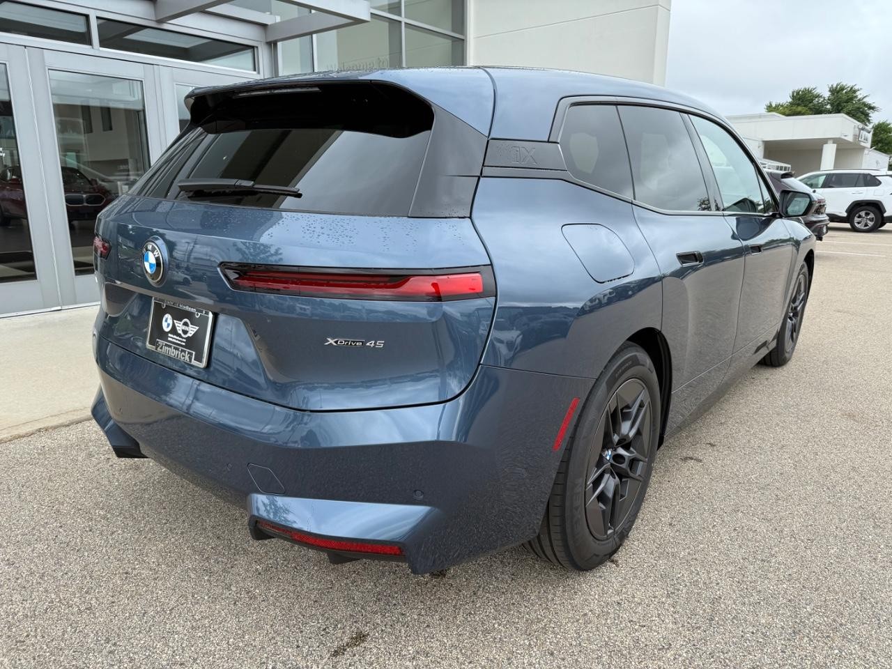 BMW iX Vehicle Image 03