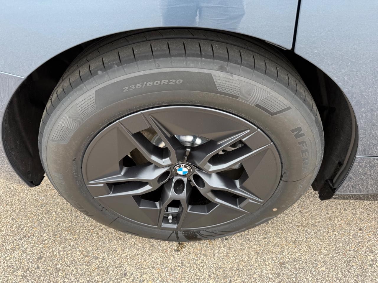 BMW iX Vehicle Image 04