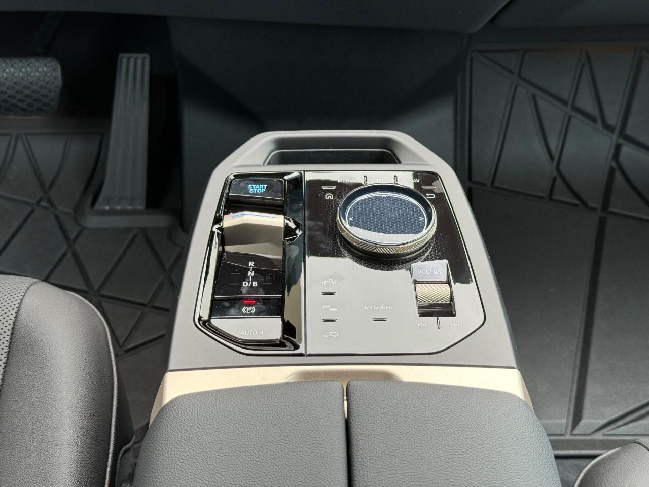 BMW iX Vehicle Image 08