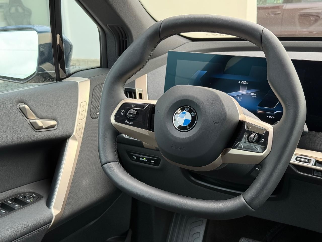 BMW iX Vehicle Image 09