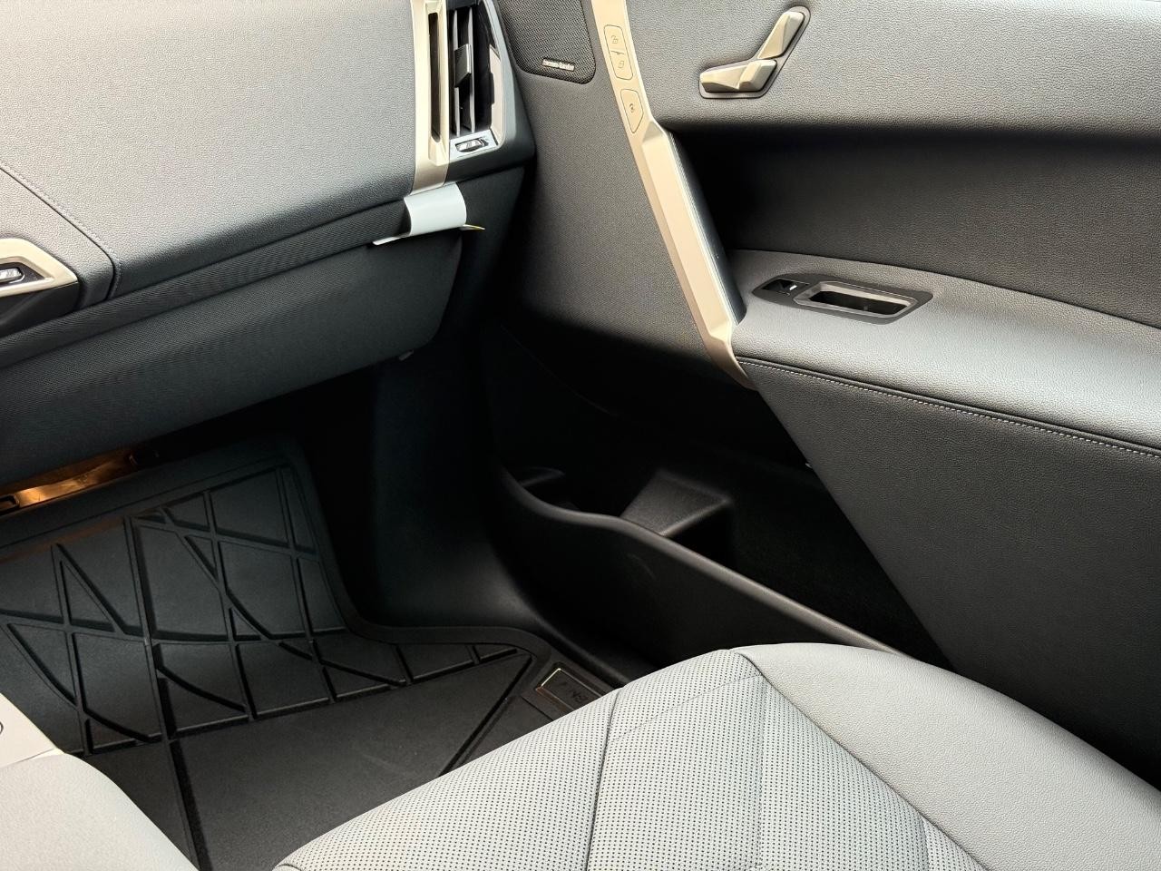 BMW iX Vehicle Image 10