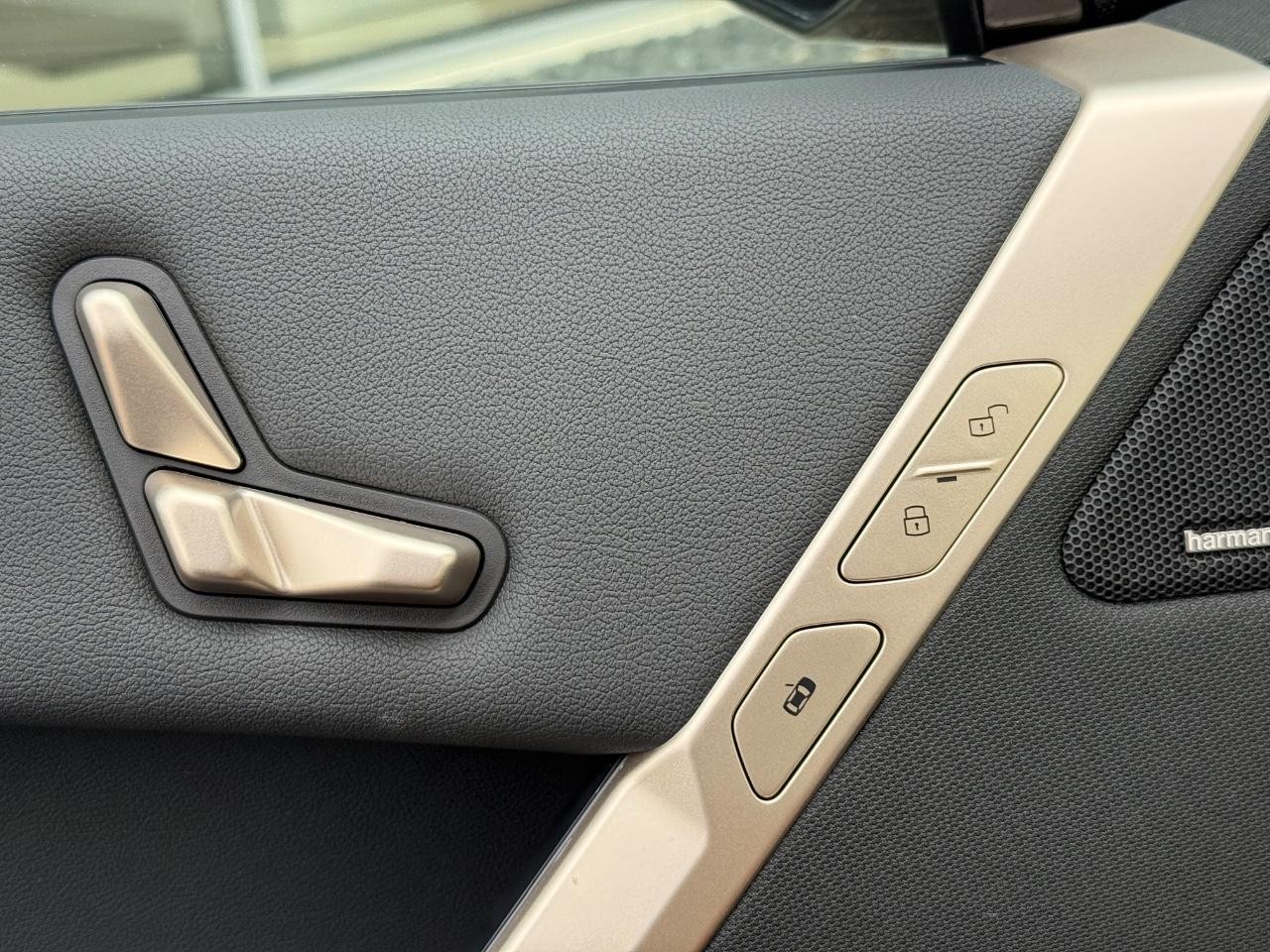 BMW iX Vehicle Image 11
