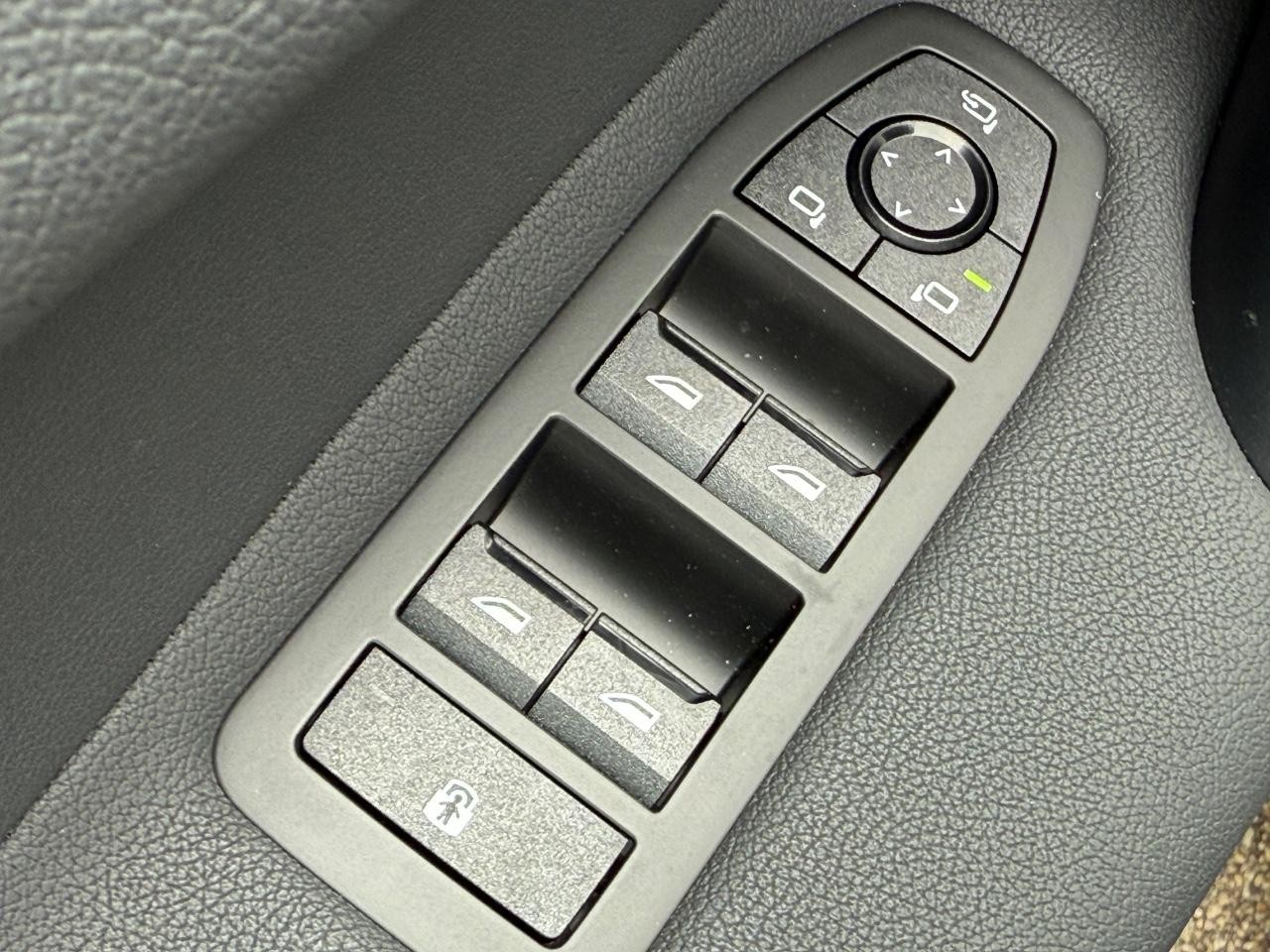 BMW iX Vehicle Image 16