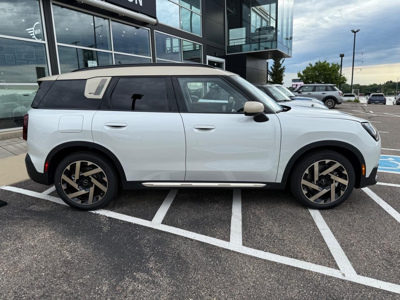 MINI Countryman Vehicle Image 02