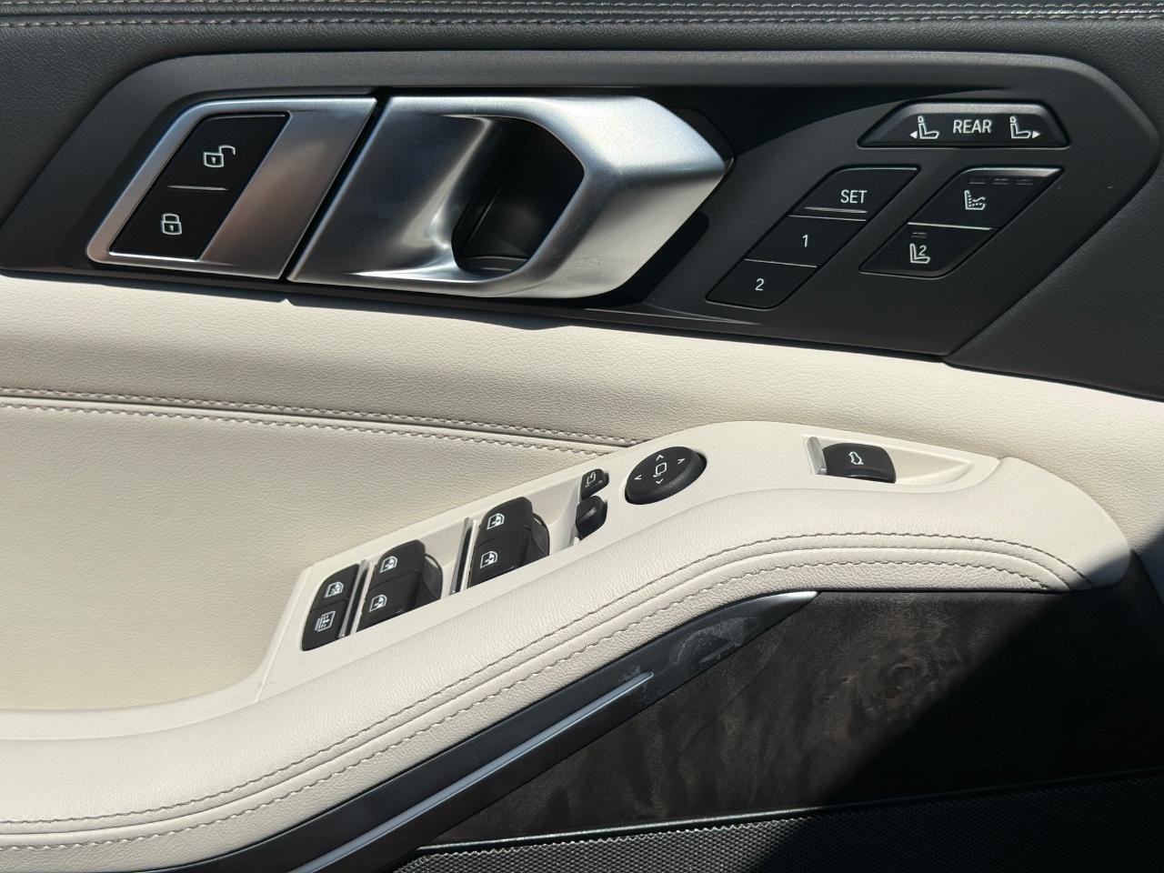 BMW X7 Vehicle Image 18