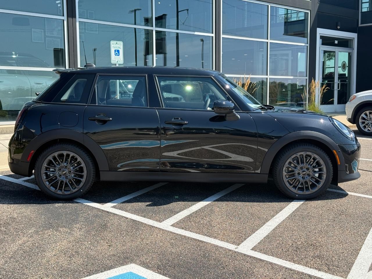 MINI Hardtop 4 Door Vehicle Image 02