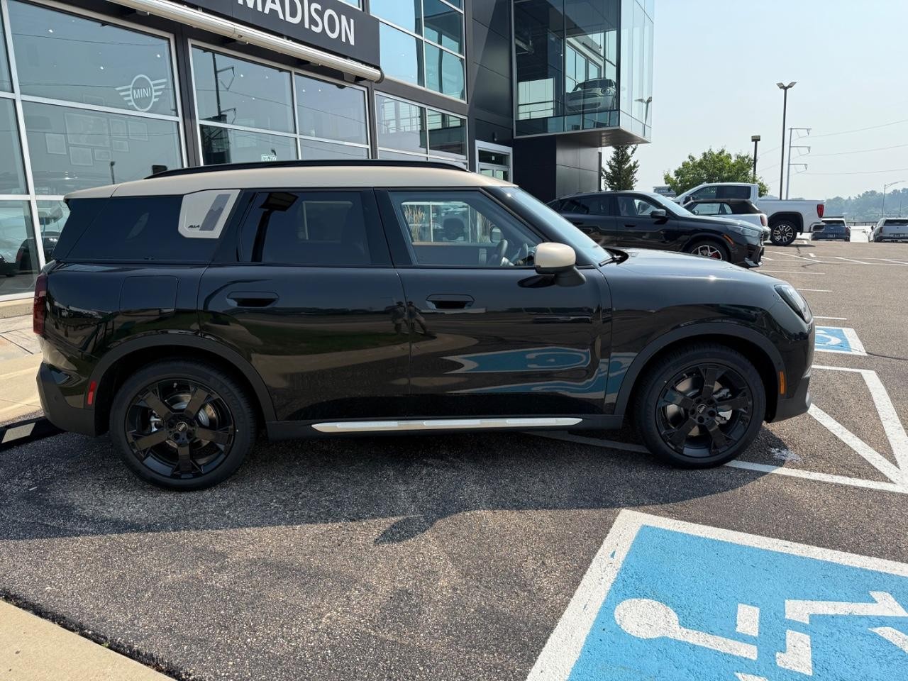 MINI Countryman Vehicle Image 02
