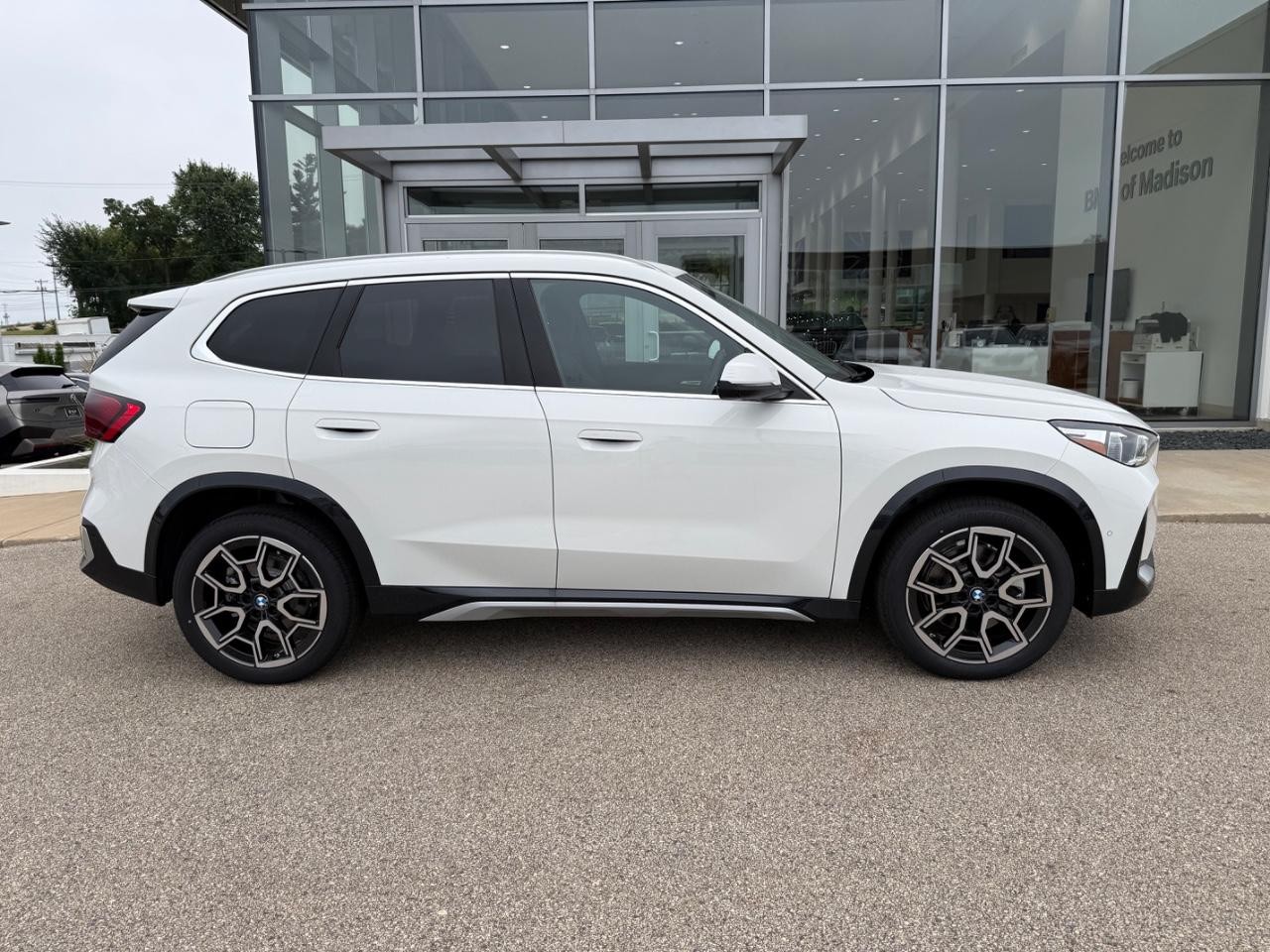 BMW X1 Vehicle Image 02