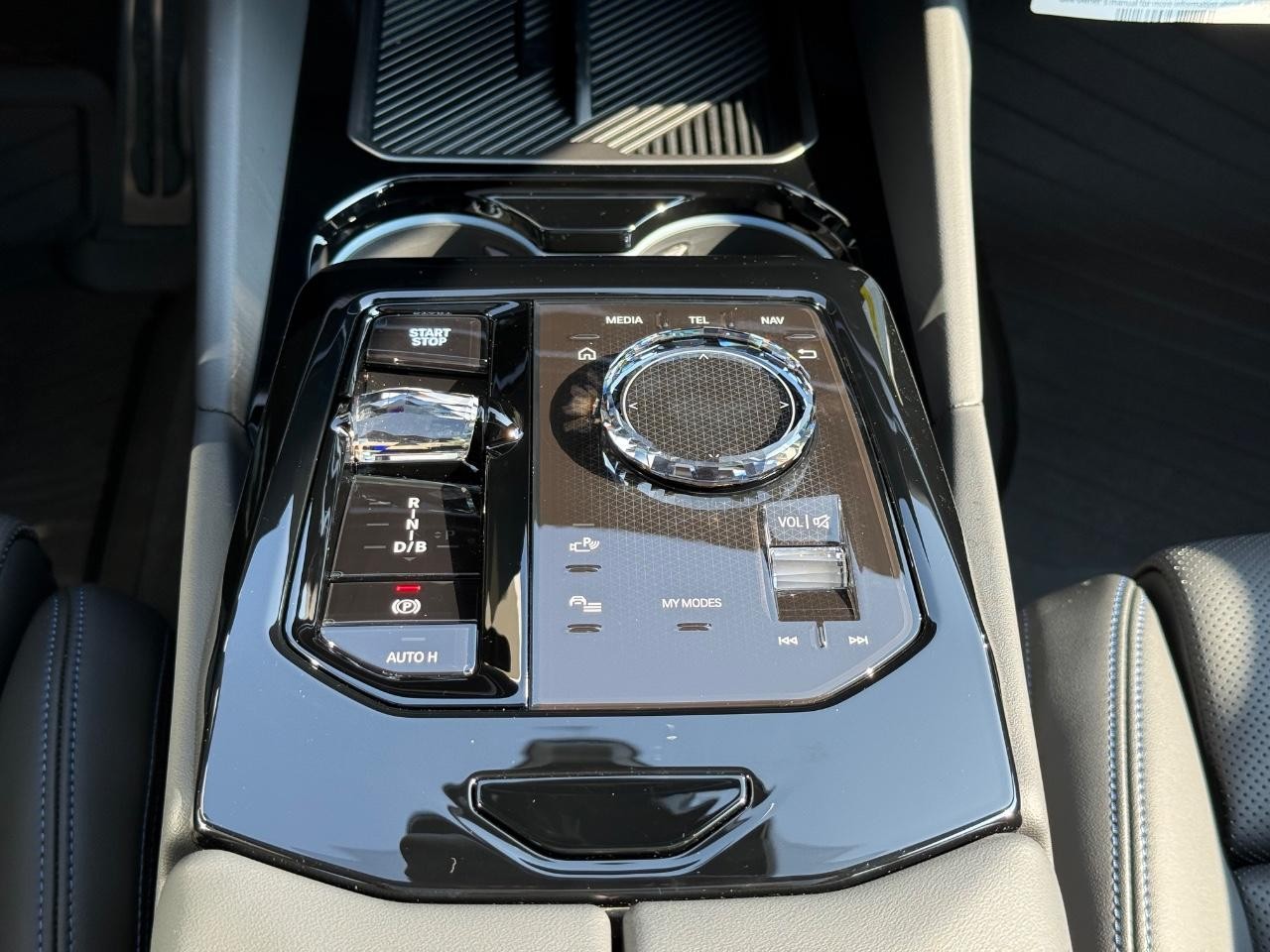 BMW i5 Vehicle Image 08