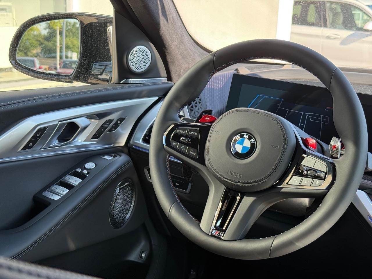 BMW XM Vehicle Image 09
