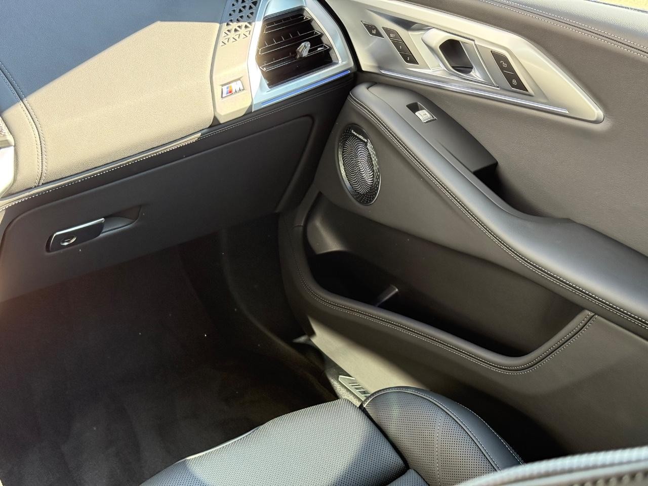 BMW XM Vehicle Image 10