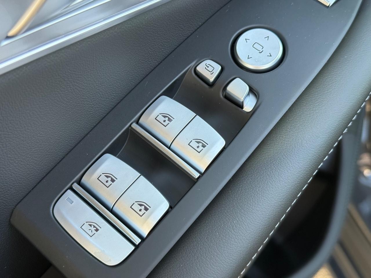 BMW XM Vehicle Image 17