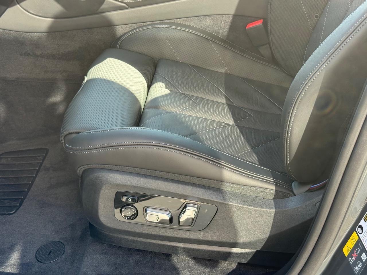 BMW XM Vehicle Image 18