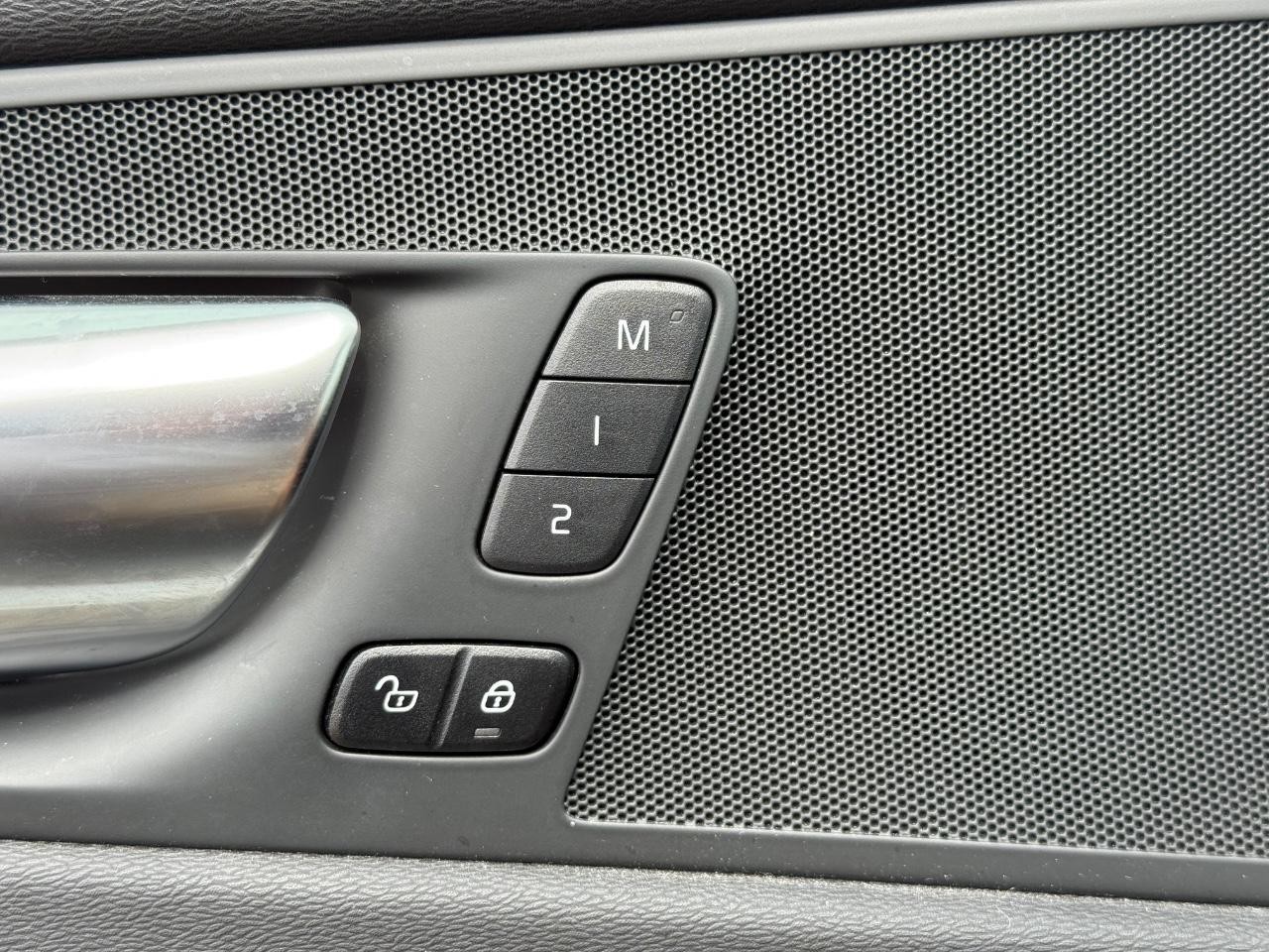 Volvo XC60 Vehicle Image 16