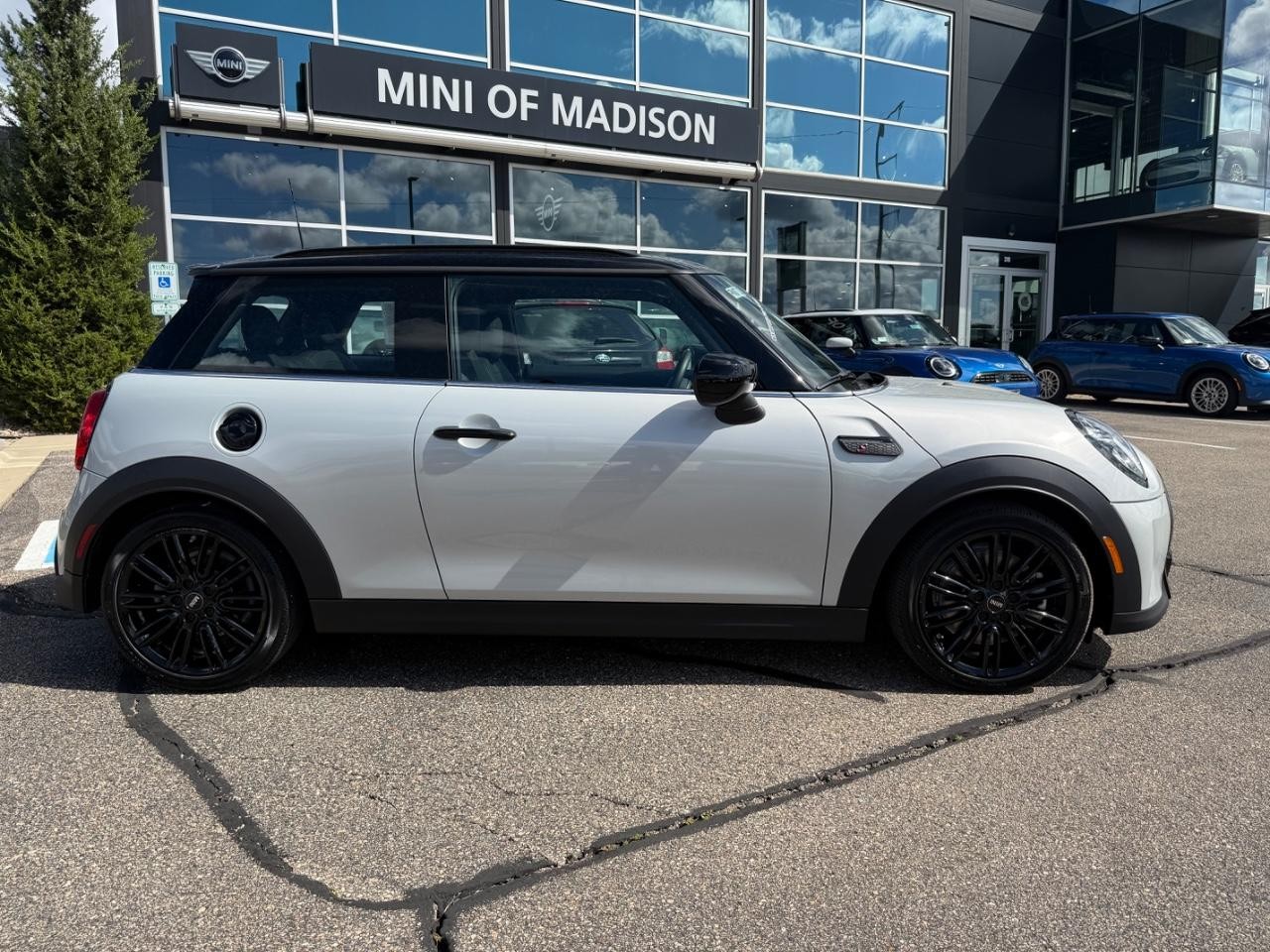 MINI Hardtop 2 Door Vehicle Image 02