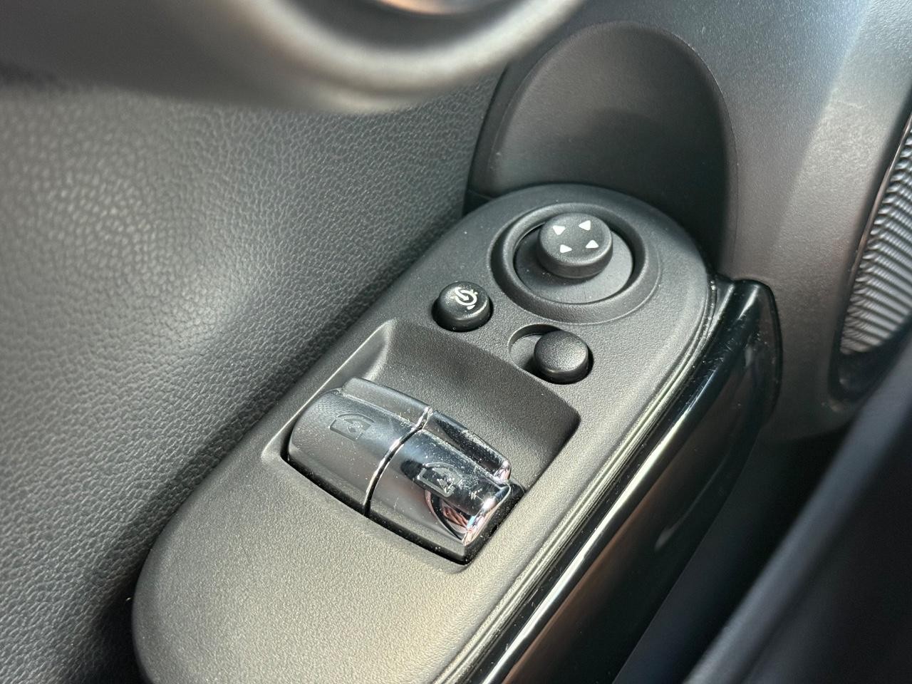 MINI Hardtop 2 Door Vehicle Image 21