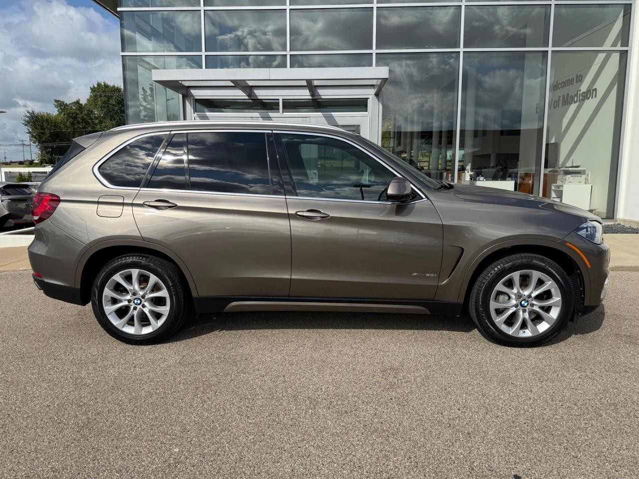 BMW X5 Vehicle Image 02