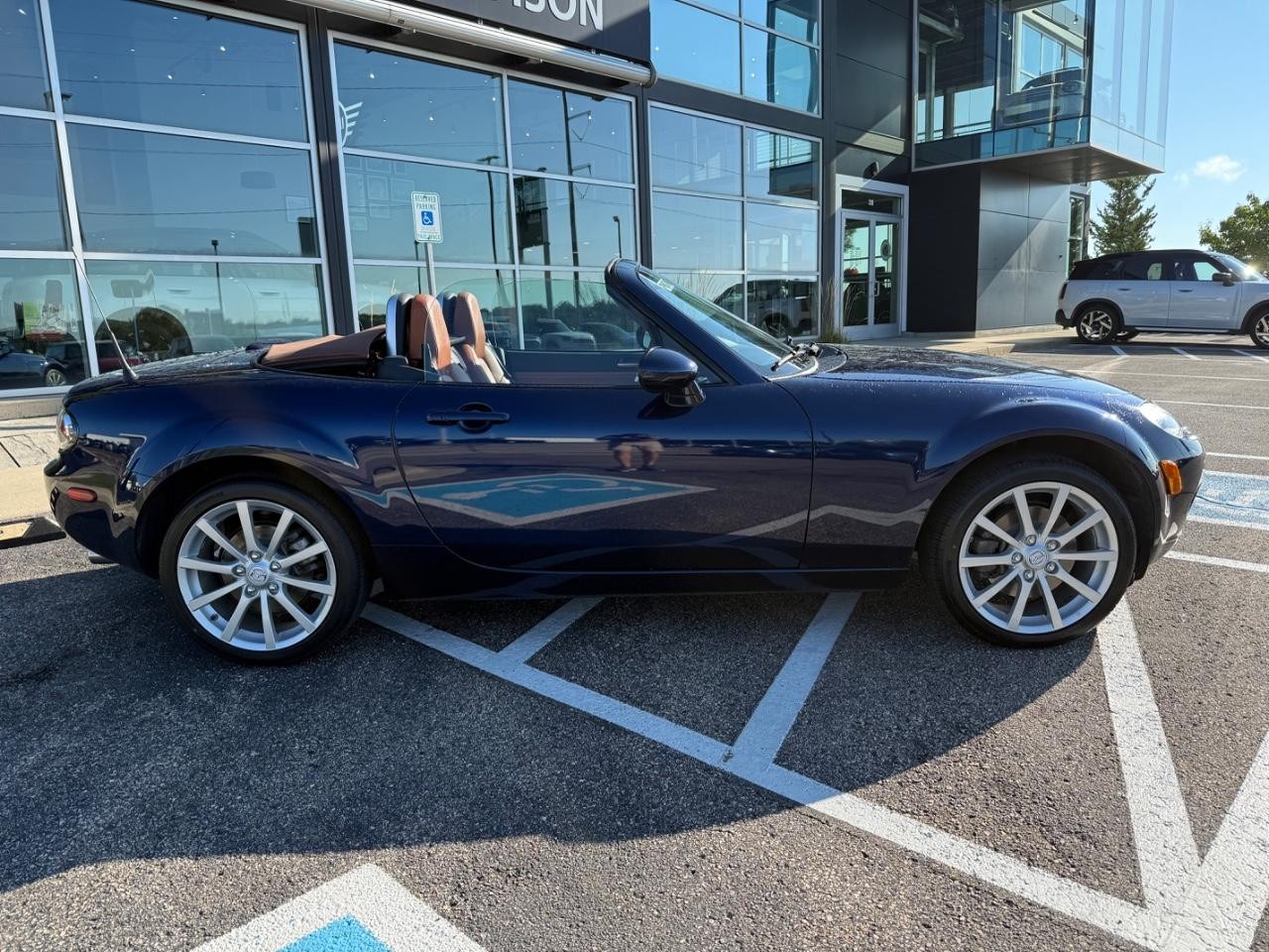 Mazda MX-5 Miata Vehicle Image 02