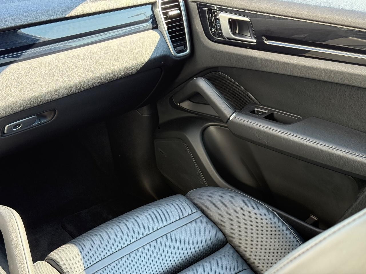 Porsche Cayenne Vehicle Image 16