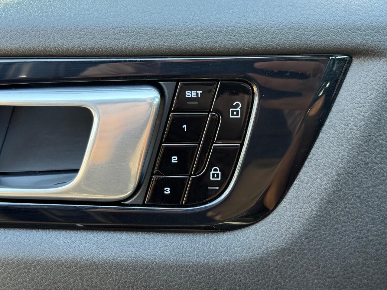 Porsche Cayenne Vehicle Image 17