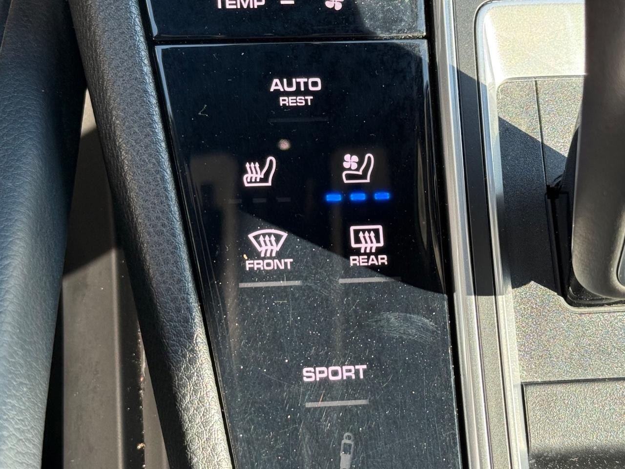 Porsche Cayenne Vehicle Image 22