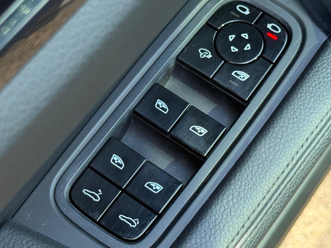 Porsche Cayenne Vehicle Image 23