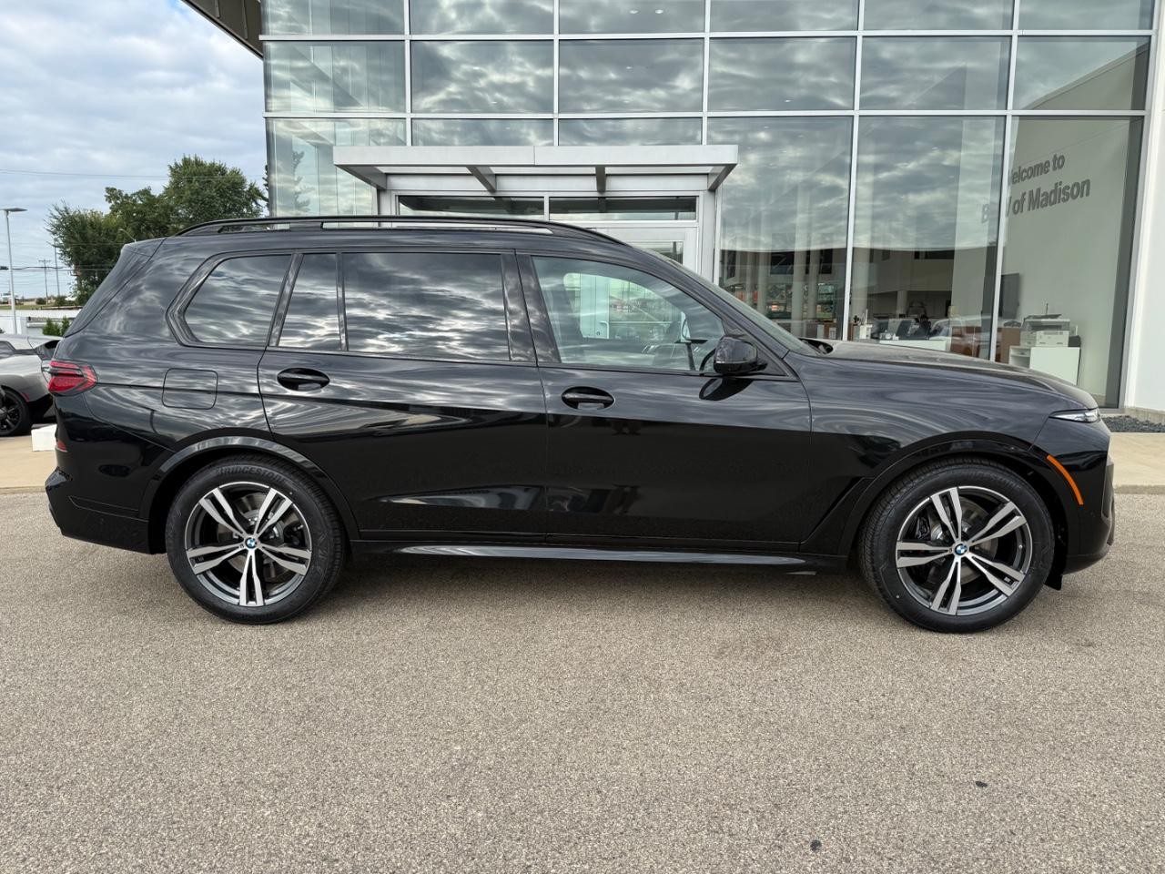 BMW X7 Vehicle Image 02