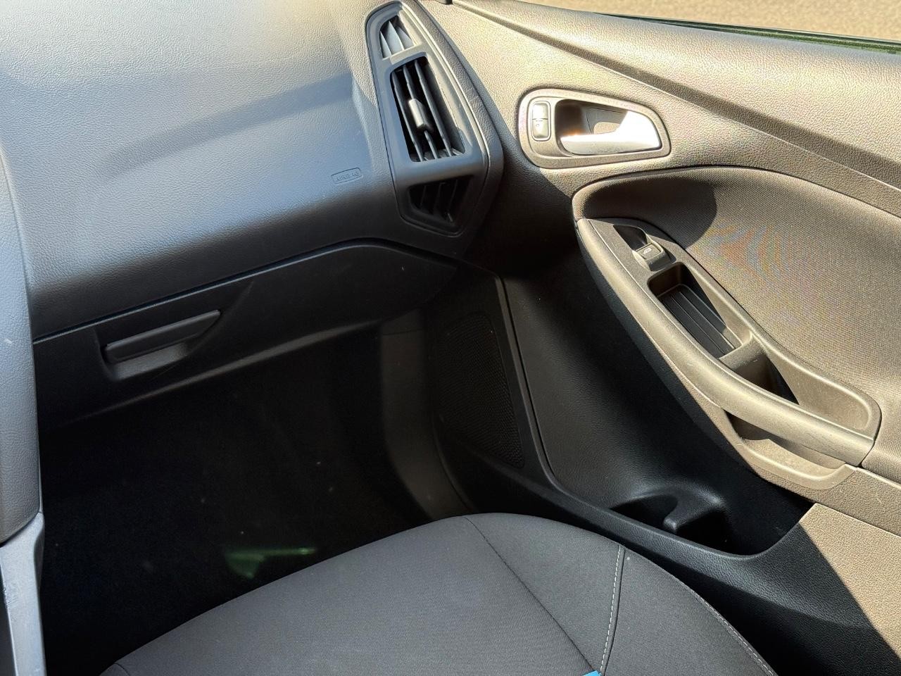 Ford Focus Vehicle Image 14